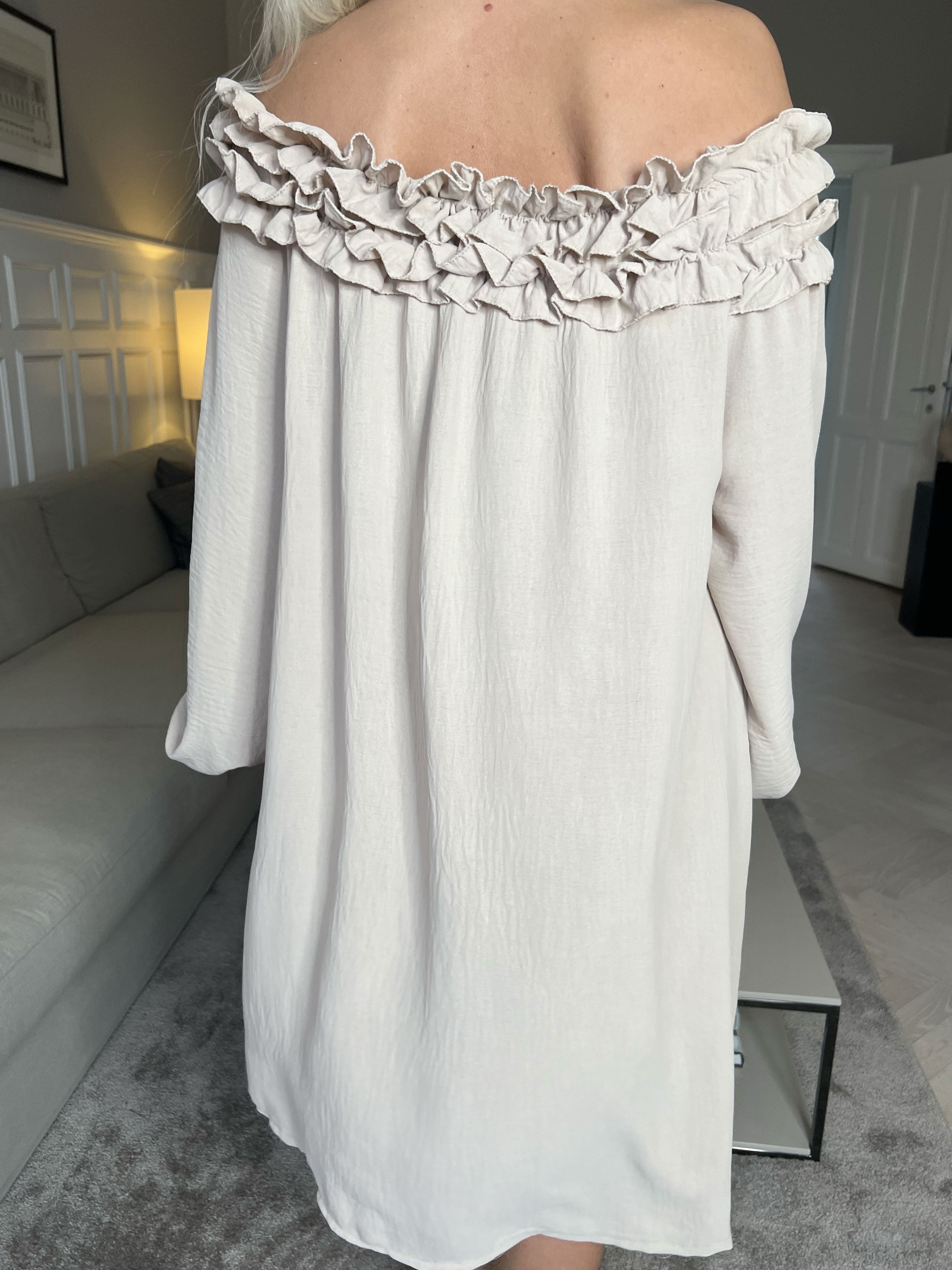 Chili Dress - Kjole med lange ærmer og flæser i udskæringen